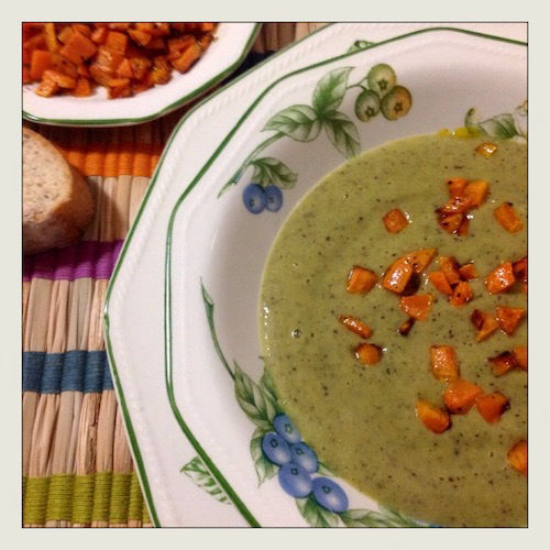 Fotografía de una receta, crema de calabacín con jengibre y quinua negra