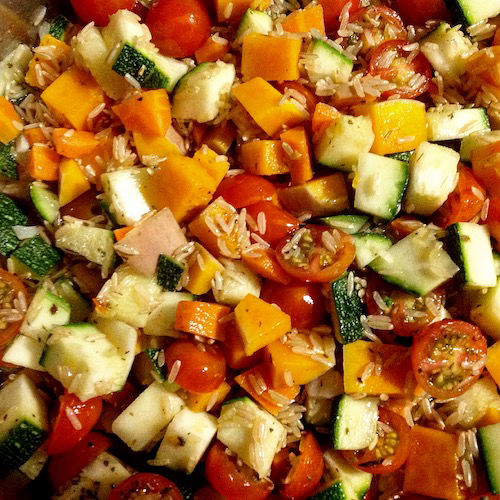 fotografía con los ingredientes para una paella vegetal