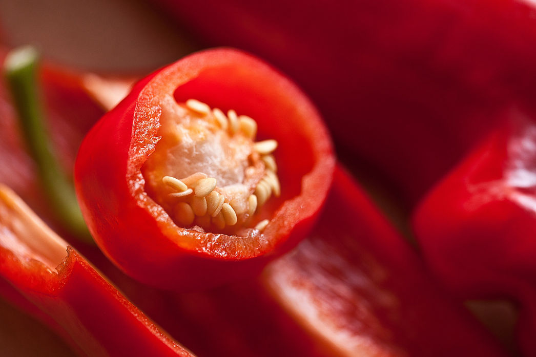 fotografía de pimientón, pimiento rojo en una cuchara de madera sobre tabla de olivo