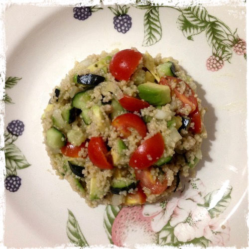 Fotografía de una receta, tabulé de cuscús con hortalizas y frutas.