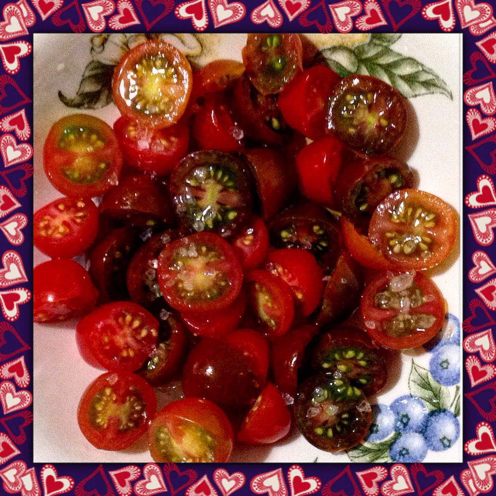 Fotografía de una ensalada de tomate cherry.