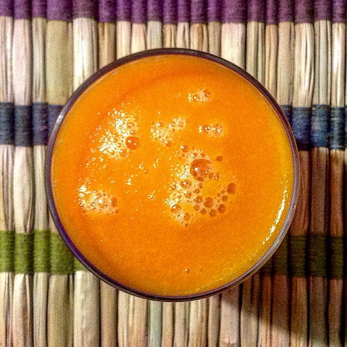 Fotografía de un zumo de limón con zanahoria: imagen de un círculo de color naranja.